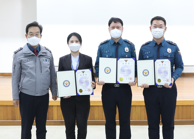최해영 청장이 20년 3분기 경찰서 민원처리 우수 사이버 팀으로 선발된 경사 김효선 등 3명의 유공 경찰관에 대해 표창장을 수여한 후 기념촬영을 하고 있다. (사진=경기남부청 제공)