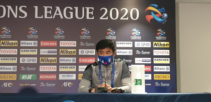 21일 카타르 도하에서 열린 2020 아시아축구연맹(AFC) 챔피언스리그(ACL) G조 조별리그 공식 기자회견에서 수원 삼성 박건하 감독이 기자들의 질문에 답하고 있다. (사진=수원 삼성 제공)