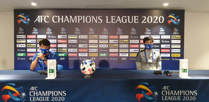 21일 카타르 도하에서 열린 2020 아시아축구연맹(AFC) 챔피언스리그(ACL) G조 조별리그 공식 기자회견에서 수원 삼성 박건하 감독(오른쪽)과 주장 김민우가 기자들의 질문에 답하고 있다. (사진=수원 삼성 제공)