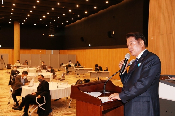 최대호 양시장이 코로나19와 사투 숨 가빴던 7개월여 대장정을 서울시립대에서 사례발표를 하고 있다. 