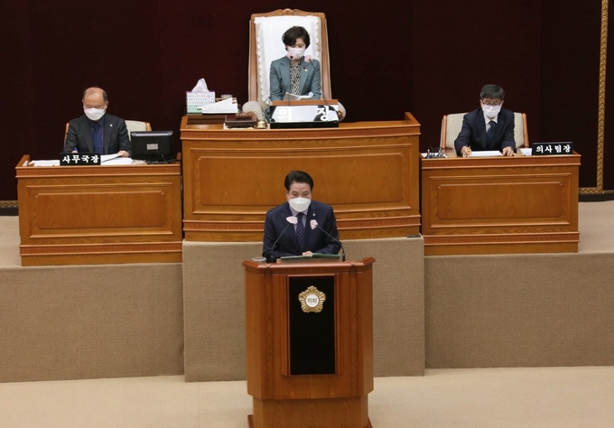 최대호 안양시장이 2021년 도 예산을 설명하며 협조를 부탁하고 있다.