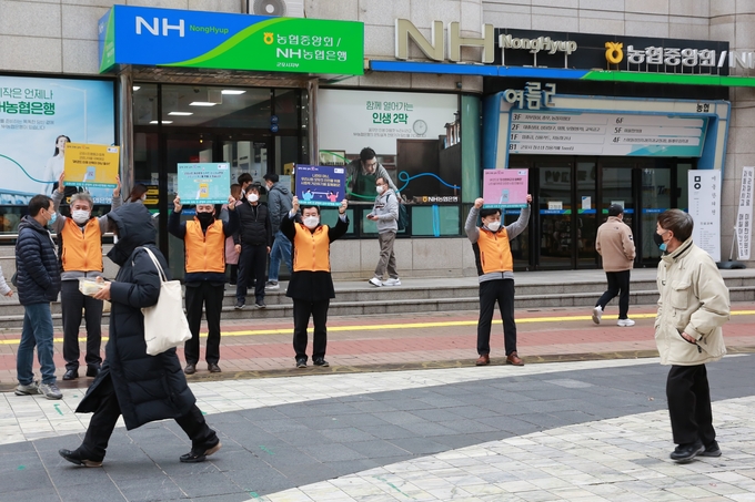군포시의회 ‘행복나눔봉사단’이 산본로데오거리에서 코로나19 방역강화 가두캠페인을 벌이고 있다. (사진=군포시의회 제공)