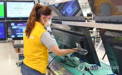 블랙프라이데이를 앞두고 풀가동에 들어간 멕시코 레이노사 LG 올레드 TV 생산라인 모습. (사진=LG전자 제공)