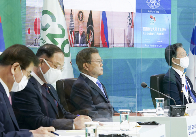 문재인 대통령이 지난 21일 오후 청와대에서 주요 20개국(G20) 정상회의에 참석해 있다. (사진=연합뉴스)