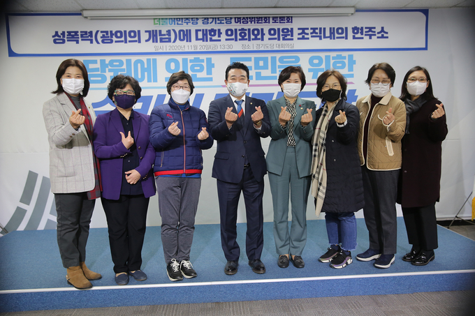박정 경기도당 위원장(가운데)을 비롯해 관계자들이 기념촬영을 하고 있다(사진=더불어민주당 경기도당 제공)