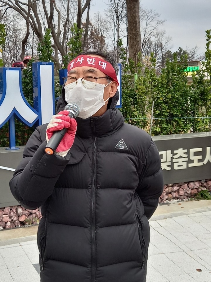 SK 하이닉스 용인 반도체 클러스터 환경영향평가 조건부 승인에 반대하는 안성지역 농민단체들이 지난 20일 안성시청 정문 앞에서 집회를 열었다. (사진=노성우 기자)