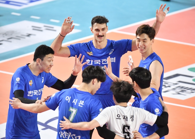 22일 대전 충무체육관에서 열린 도드람 2020~2021 프로배구 V리그 남자부 2라운드 수원 한국전력과 대전 삼성화재의 경기에서 한국전력 선수들이 득점에 성공한 뒤 기뻐하고 있다. (사진=연합뉴스 제공)