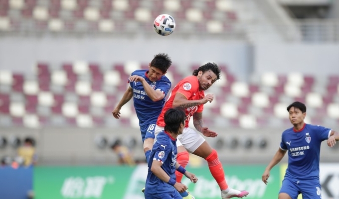 지난 22일 카타르 도하 칼리파 인터내셔널 스타디움에서 열린 2020 아시아축구연맹(AFC) 챔피언스리그 G조 조별리그 2차전에서 광저우 에버그란데(중국)와 수원 삼성의 경기에서 수원 장호익이 상대 선수와 공중볼을 다투고 있다. (사진=한국프로축구연맹 제공)
