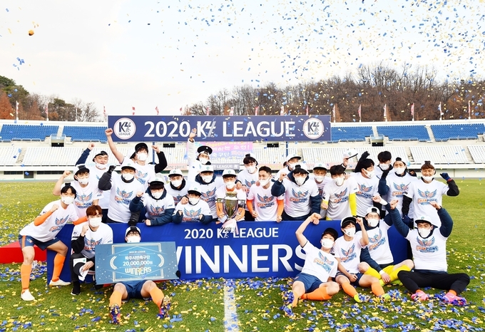 파주시민축구단이 첫 우승을 한 후 기쁨에 쌓여있다. (사진=파주시 제공)