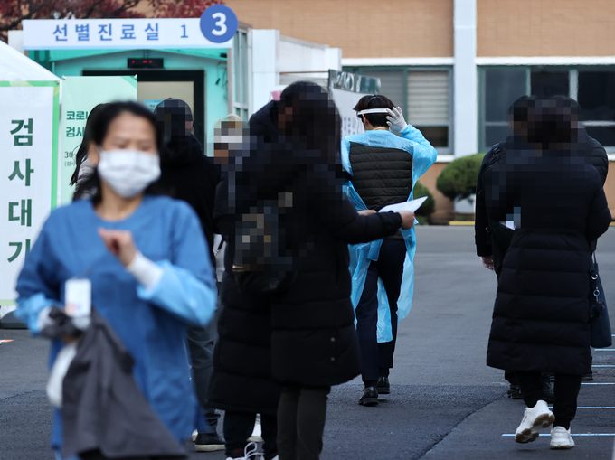 신종 코로나바이러스 감염증(코로나19)의 확진자수가 닷새 연속 300명대를 기록하면서, 24일부터 수도권 사회적 거리두기가 2단계로 격상된다. (사진=연합뉴스)