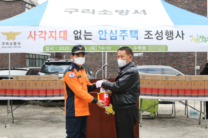 구리소방서와 구리시청 양 기관은 지난 20일 지역 내 사회적 안전망 구축을 위한 사각지대 없는 안심주택 조성 행사를 추진하고 있다. (사진=구리소방서 제공)