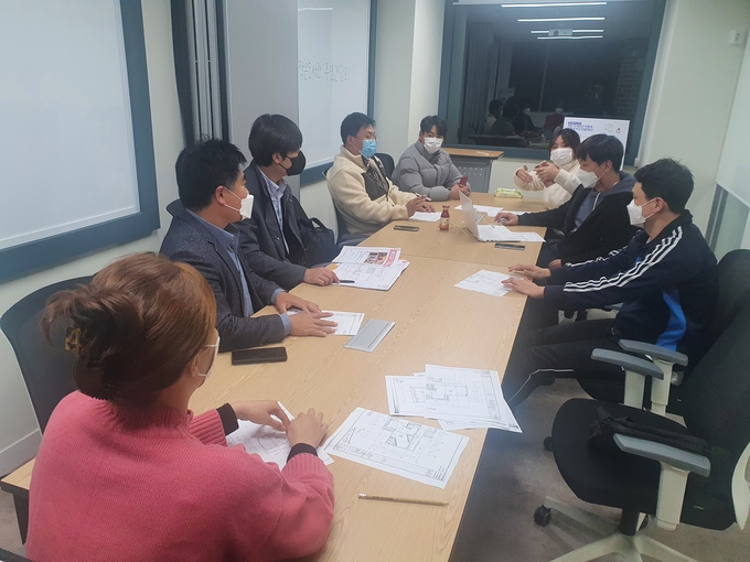 남양주시가 별내동 별가람마을 1-2단지 행복주택 내 조성되는‘사회적경제와 연계한 다목적 북카페’조성사업의 설계과정에 실제 공간을 이용할 청년 등 주민들의 의견을 반영하기 위해 지난 19일 「주민 참여설계 세미나」를 개최했다.(사진=남양주시 제공)