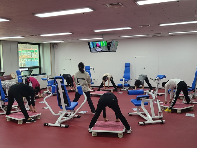 구리시청 체력단련실 자조 순환운동모임 진행하고 있다. (사진=구리시 제공)