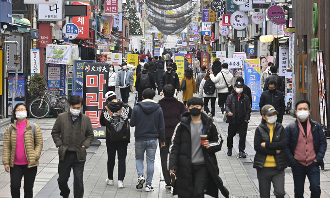 코로나19의 확진자가 닷새 연속 300명대를 넘어선 22일 수원시 팔달구 로데오 거리는 주말을 맞아 시민들로 북적이고 있다. (사진=황준선 기자)