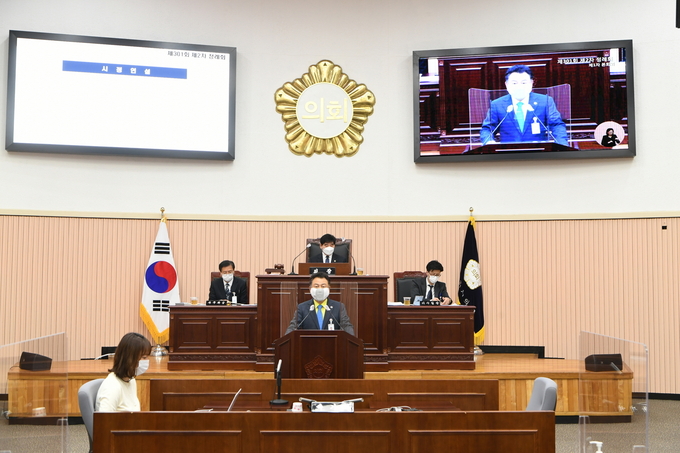 안승남 구리시장이 지난 20일 구리시의회 본회의에서 2021년도 예산안 제출 시정 연설을 하고 있다. (사진=구리시 제공)