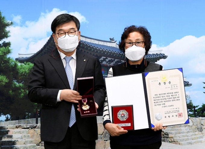 신동헌 광주시장이 6·25전쟁에 참전, 무공을 세운 고(故) 백춘흠 육군 중사의 유족인 백성숙(63·곤지암읍 거주) 장녀 등 유족에게 국방부장관을 대신해 무공훈장과 훈장증, 기념패를 전수했다. (사진=광주시 제공)