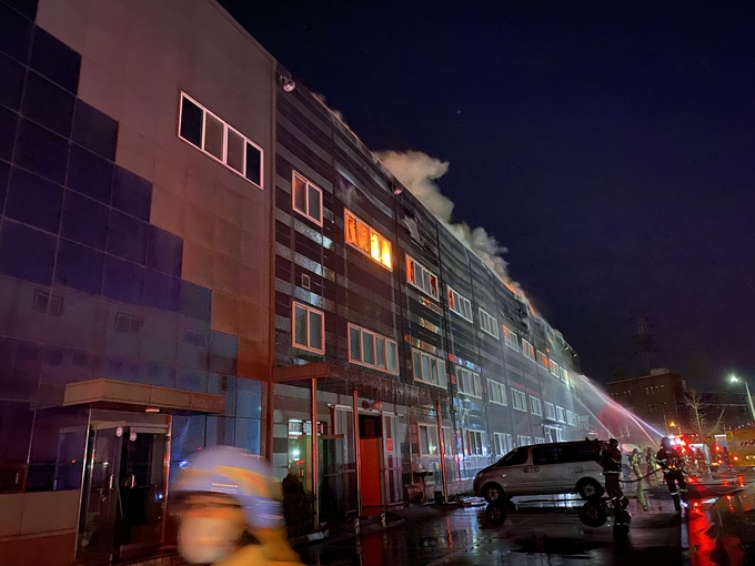지난 22일 안산시 단원구 반월공단 내 도금공장에서 발생한 불이 약 6시간 만에 꺼졌다. (사진=경기도소방재난본부 제공)
