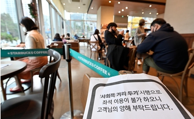 수도권 거리두기에 죄석 치운 커피전문점 (사진=연합뉴스 제공)