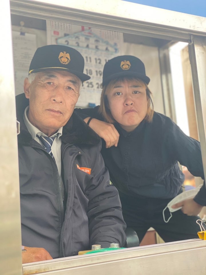 어린아이를 지키기 위해 할아버지, 할머니들이 펼치는 액션 히어로물 ‘내 늙은 요정들의 이야기’가 온라인으로 생중계된다. (사진=경기문화재단 제공)
