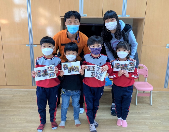 분당소방서는 자체 제작한 안전체험 포토북을 여주시 소재 매류초등학교 1학년 학생들과 병설유치원생들에게 전달했다. (사진=분당소방서 제공)