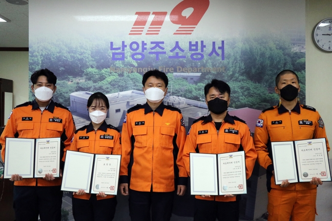 남양주소방서는 지난 24일 신속한 응급처치로 심정지환자의 생명을 구한 구급대원 및 펌뷸런스 대원 17명에게 하트세이버 인증서와 엠블럼을 수여했다.(사진=남양주소방서 제공)