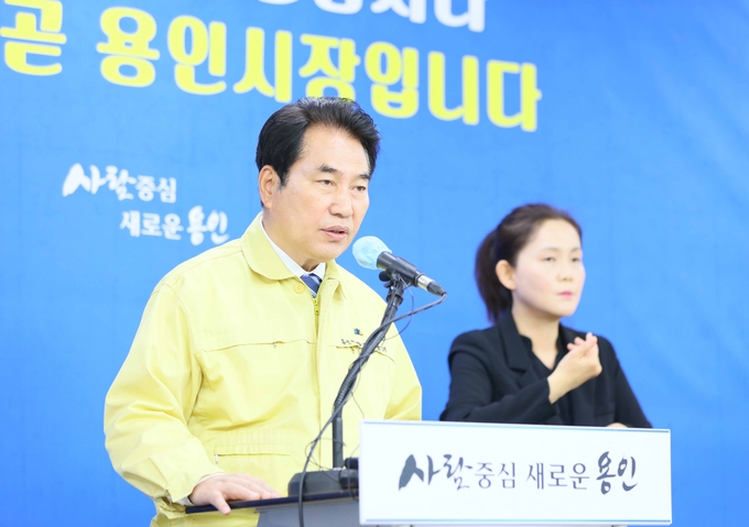 코로나19 지역 확산 감염고리를 차단하기 위해 선제적 대응 방안을 설명하고 있는 백군기 용인시장 (사진=용인시 제공)