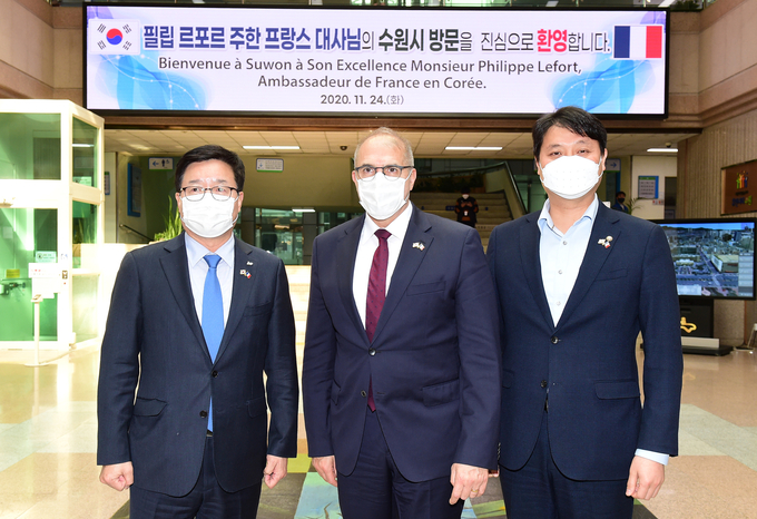 (사진 왼쪽부터)염태영 시장, 르포르 대사, 조석환 수원시의회 의장이 수원시청 로비에서 함께 하고 있다. (사진=수원시 제공)