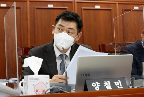 경기도의회 양철민 의원이 도 관계자에게 질의를 하고 있다(사진=경기도의회 제공)