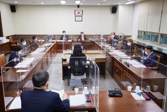 24일 열린 용인시의회 자치행정상임위원회 회의 모습 (사진=용인시의회)