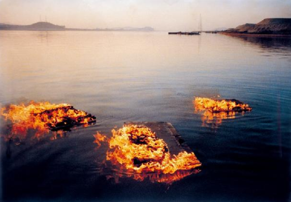 이승택작품3 '무제(하천에 떠내려가는 불타는 화판)', 1988년경, 사진에 채색, 81.5x116cm, 국립현대미술관 소장. (사진=국립현대미술관 홈페이지)