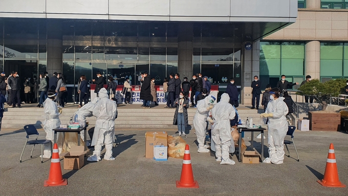 성남시 방역당국이 확진자가 나온 분당구청을 임시 폐쇄하고 방역 소독을 벌이고 있다. (사진=조병석 기자)