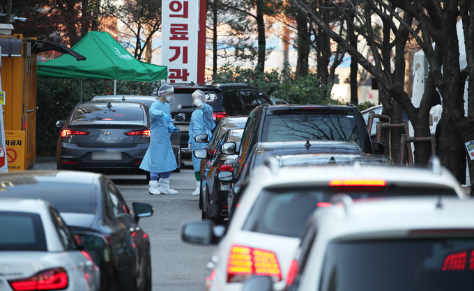  23일 오전 경기도 수원시 경기도의료원 수원병원에 설치된 선별진료소에 검사를 받으려는 차량이 줄을 서 있다. (사진=연합뉴스/자료사진)