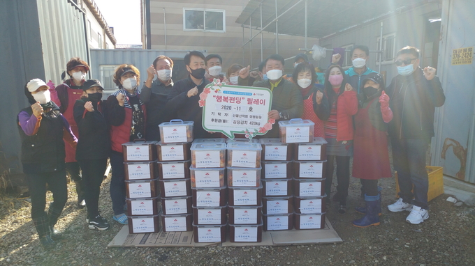 신장동행정복지센터는 지난 21일 오산시 산들산악회와 함께 주위의 어려운 이웃들을 위한 ‘행복플러스 +1 김장행사’를 진행했다(사진=신장동행정복지센터 제공)