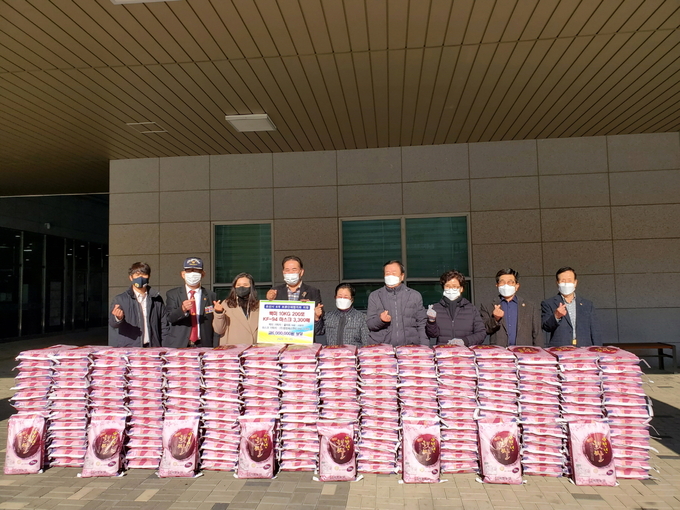 오산시는 지난 23일 저소득 국가유공자를 지원하기 위해 백미 10kg 200포(400만원 상당)와 KF-94 방역 마스크 2,000장(200만원 상당)을 오산시 8개 보훈단체협의회에 전달했다(사진= 오산시 제공)