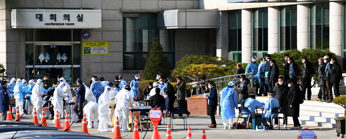 분당구청에서 근무하는 공익요원이 코로나19 확진됨에 따라 25일 성남시 분당구청 건물 전체를 폐쇄하고 전수검사를 진행하고 있다. (사진=조병석 기자)