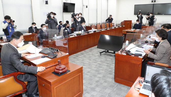 조재연 공수처장후보추천위원장이 25일 서울 여의도 국회에서 열린 공수처장후보자추천위원회 회의에서 의사봉을 두드리며 개의를 선언하고 있다. (사진=연합뉴스) 