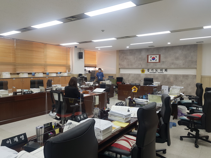 25일 오후. 경기도의회 기획재정위원회 의원들이 경기도가 제출한 예산안이 부실하다며 심사를 거부해 휴정 중인 모습. (사진 = 박건 기자)