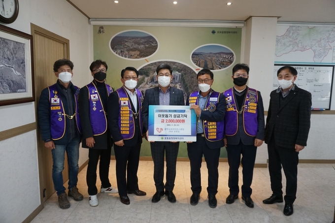 광주오포라이온스클럽 정명철 회장 등 회원들이 권용석 오포읍장에게 성금 200만원을 기탁하고있다. (사진=광주시 제공)
