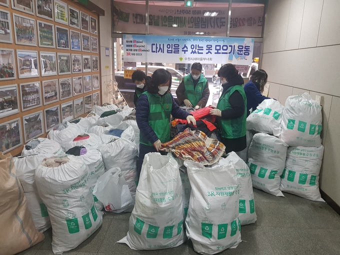 수원시새마을부녀회가 ‘다시 입을 수 있는 옷 모으기 운동’으로 모인 헌옷들을 분류하고 있다. (사진=수원시새마을부녀회 제공)