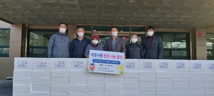 파주시한돈협회가 이웃돕기 돼지고기를 전달하고 있다. (사진=파주시 제공)