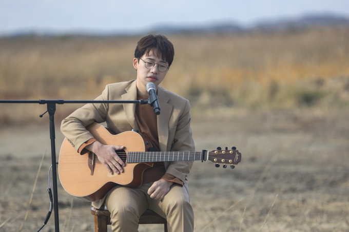 가수 홍대광의 '화성습지 온라인 콘서트' 티저영상 스냅샷 (사진=화성시 제공)