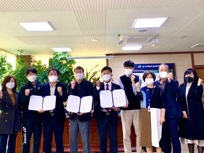 화성오산교육지원청은 지난 25일 화성시체육회, 오산시체육회, 학교운동부 감독교사 및 지도자와 학교운동부 투명성 강화를 위한 쳥럄사회협약을 체결했다.(사진=화성오산교육지원청 제공)