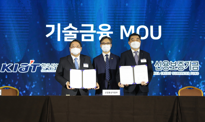 신용보증기금 채원규 전무이사(오른쪽)가 산업통상자원부 박진규 차관(가운데), 한국산업기술진흥원 석영철 원장(왼쪽)과 함께 25일 서울 코엑스에서 개최된 ‘2020 기술사업화 대전’에서 ‘우수기술 보유기업의 기술보증 지원을 위한 업무협약식’을 갖고 기념촬영을 하고 있다. (t사진=신용보증기금 제공)
