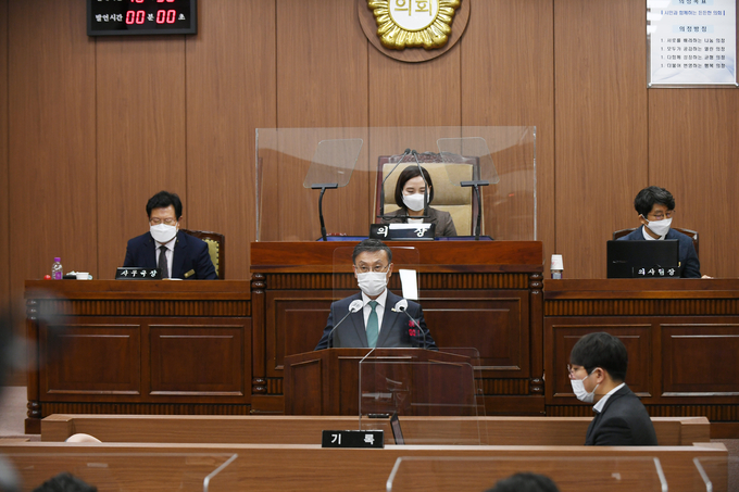 김포시의회 정례회에서 정하영 김포시장이 시정연설을 하고 있다. (사진=김포시 제공)