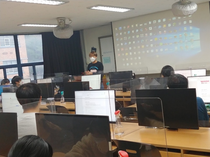 프로그램 참가학생들에게 자율주행 원리에 대해 설명하고 있는 남양중 지수현 교사. (사진=남양중 제공)