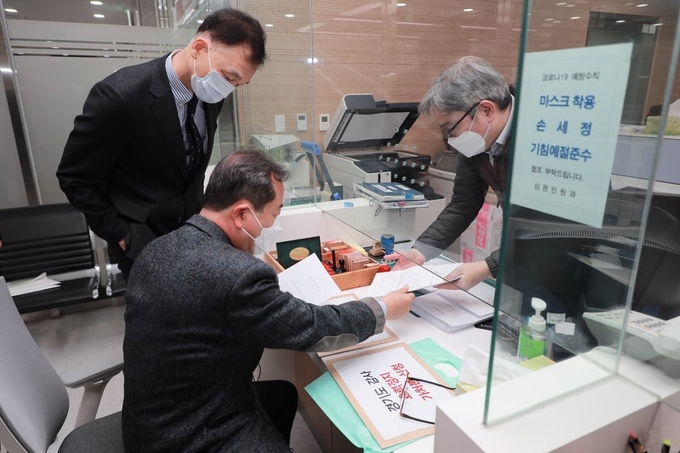조광한 남양주시장이 26일 경기도 감사와 관련, 헌법재판소에 권한쟁의심판 및 효력정지 가처분 신청을 하고 있다.(사진=남양주시 제공)