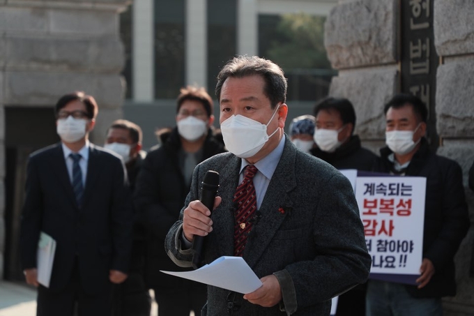 조광한 남양주시장이 헌법재판소 앞에서 권한쟁의심판 및 효력정지 가처분 신청을 하기에 앞서 입장문을 밝히고 기자들의 질문에 설명하고 있다.(사전=남양주시 제공)