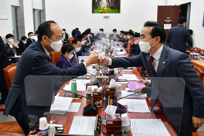 11월 20일 국회에서 열린 예산결산특별위원회 예산안등조정소위원회에서 박홍근 더불어민주당 예결위 간사와 추경호 국민의힘 예결위 간사가 인사를 하는 모습 (사진=연합뉴스)