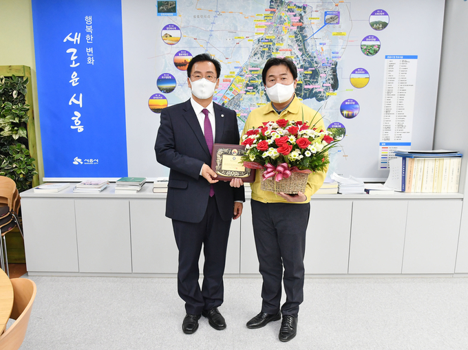 임병택 시흥시장이 경기언론인협회 행정대상을 수상한 뒤 사진을 찍고 있다. (사진=시흥시 제공)