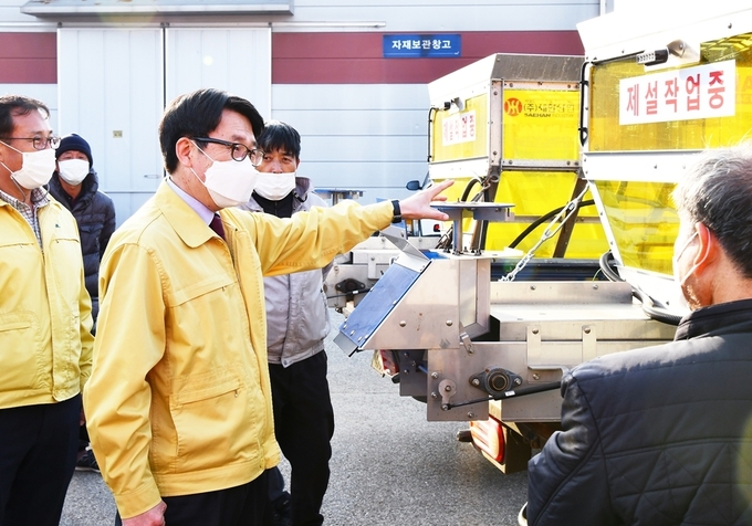 최종환 파주시장이 제설장비 등을 확인하며 주민을 위한 대책마련을 당부하고 있다. (사진=파주시 제공)